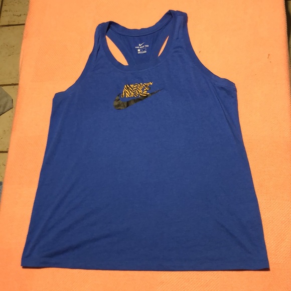 ⬇️⭐️ Women Nike Tee - Picture 4 of 8